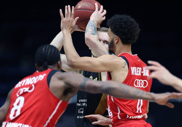 Arnas Velicka Basketball Loewen Braunschweig on the ball