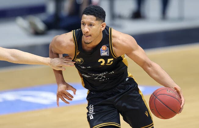 Karim Jallow Basketball Loewen Braunschweig on the ball