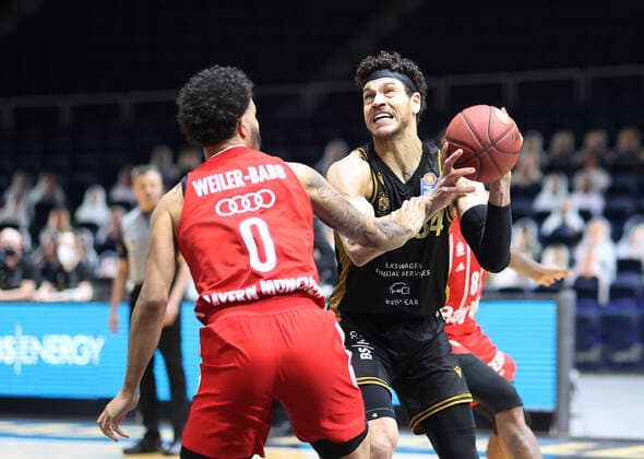 Gavin Schilling Basketball Loewen Braunschweig , Nick Weiler Babb FC Bayern Muenchen