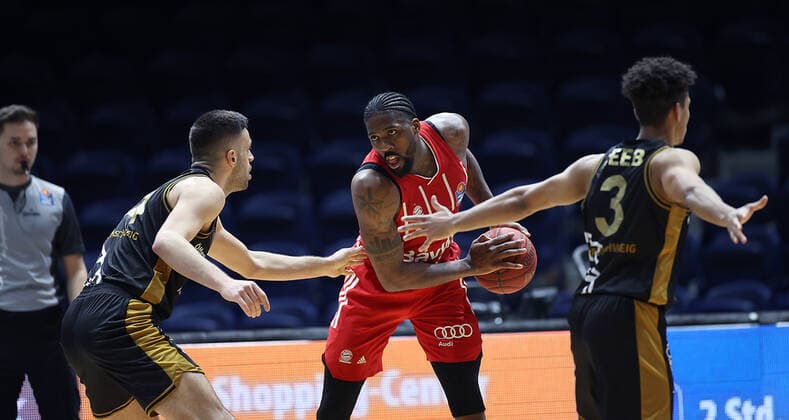 Benedikt Turudic Basketball Loewen Braunschweig , Jalen Reynolds FC Bayern Muenchen , Garai Zeeb Basketball Loewen Braunschweig