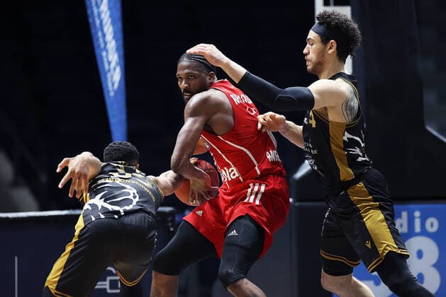 Garai Zeeb Basketball Loewen Braunschweig , Jalen Reynolds FC Bayern Muenchen , Gavin Schilling Basketball Loewen Braunschweig in duel v l