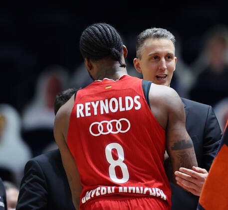 Headcoach Pete Strobl Basketball Loewen Braunschweig , Jalen Reynolds FC Bayern Muenchen