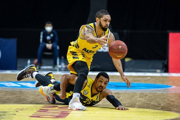 Basketball Berlin 09 03 2021 Season 2020 2021 1 Bundesliga easyCredit BBL Alba Berlin EWE Baskets Oldenburg Peyton Siva Alba Berlin, No 03 Phil Pressey Oldenburg, No 25 Steal