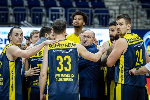 Basketball Berlin 09 03 2021 Season 2020 2021 1 Bundesliga easyCredit BBL Alba Berlin EWE Baskets Oldenburg Team Oldenburg Mladen Drijencic Oldenburg, coach Rasid Mahalbasic Oldenburg, No 24 Philipp Schwethelm Oldenburg, No 33 Karsten Tadda Oldenburg, No 09 li and others.