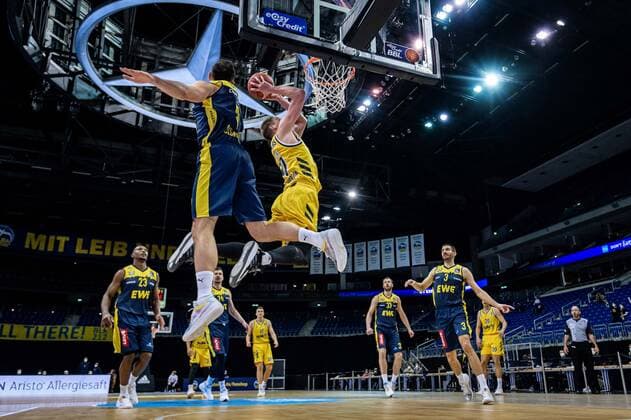 Basketball Berlin 09 03 2021 Season 2020 2021 1 Bundesliga easyCredit BBL Alba Berlin EWE Baskets Oldenburg Ben Lammers Alba Berlin, No 50 Karsten Tadda Oldenburg, No 09