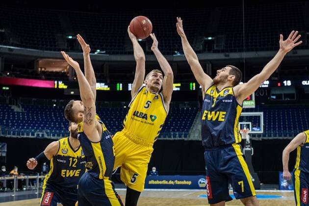 Basketball Berlin 09 03 2021 Season 2020 2021 1 Bundesliga easyCredit BBL Alba Berlin EWE Baskets Oldenburg Niels Giffey Alba Berlin, No 05 Sebastian Herrera Oldenburg, No 07 Keith Hornsby Oldenburg, No 04 Martin Breunig Oldenburg, No 12