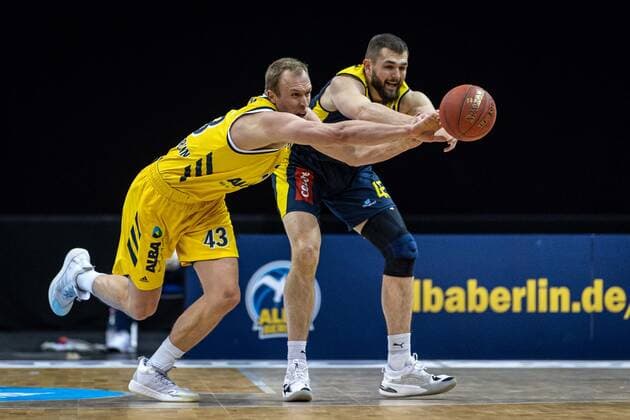Basketball Berlin 09 03 2021 Season 2020 2021 1 Bundesliga easyCredit BBL Alba Berlin EWE Baskets Oldenburg Luke Sikma Alba Berlin, No 43 Nathan Boothe Oldenburg, No 45 Steal
