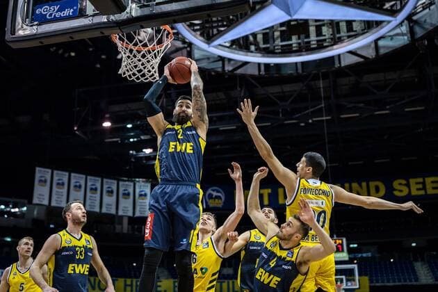 Basketball Berlin 09 03 2021 Season 2020 2021 1 Bundesliga easyCredit BBL Alba Berlin EWE Baskets Oldenburg Martin Breunig Oldenburg, No 12 Simone Fontecchio Alba Berlin, No 20