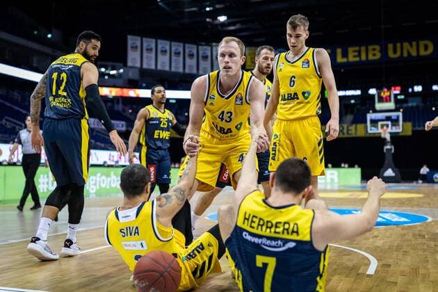 Basketball Berlin 09 03 2021 Season 2020 2021 1 Bundesliga easyCredit BBL Alba Berlin EWE Baskets Oldenburg Luke Sikma Alba Berlin, No 43 helps Peyton Siva Alba Berlin, No 03 and Sebastian Herrera Oldenburg, No 07 get up to speed.