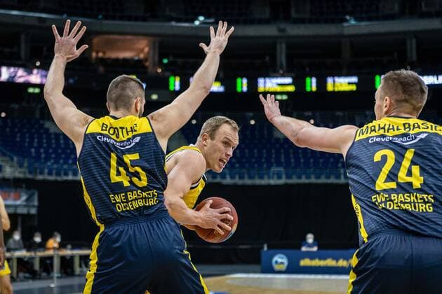 Basketball Berlin 09 03 2021 Season 2020 2021 1 Bundesliga easyCredit BBL Alba Berlin EWE Baskets Oldenburg Luke Sikma Alba Berlin, No 43 Nathan Boothe Oldenburg, No 45 Rasid Mahalbasic Oldenburg, No 24