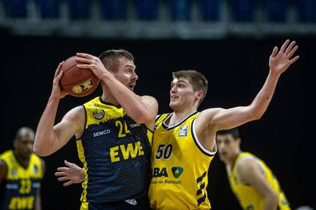 Basketball Berlin 09 03 2021 Season 2020 2021 1 Bundesliga easyCredit BBL Alba Berlin EWE Baskets Oldenburg Rasid Mahalbasic Oldenburg, No 24 Ben Lammers Alba Berlin, No 50