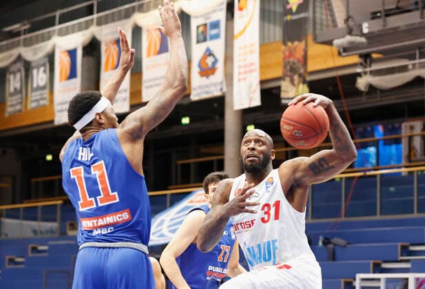 09 03 2021, Basketball, BBL 2020 2021, 18 matchday, Syntainics MBC s Oliver Wuerzburg, GER, Weissenfels, Stadthalle Weissenfels, picture from left Kyndahl Hill MBC and Murphy Holloway s Oliver Wuerzburg Copyright: HMBxMedia xHeikoxBecker