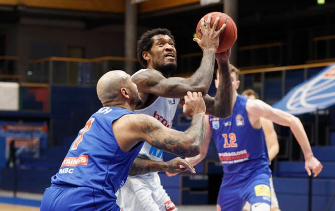 09 03 2021, Basketball, BBL 2020 2021, 18 Matchday, Syntainics MBC s Oliver Wuerzburg, GER, Weissenfels, Stadthalle Weissenfels, picture from left Sergio Kerusch MBC Perry Jones III s Oliver Wuerzburg and Philipp Hartwich MBC Copyright: HMBxMedia xHeikoxBecker