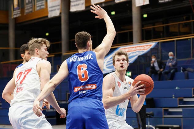09 03 2021, Basketball, BBL 2020 2021, 18 Matchday, Syntainics MBC s Oliver Wuerzburg, GER, Weissenfels, Stadthalle Weissenfels, picture from left Jonas Weitzel s Oliver Wuerzburg , Marko Krstanovic MBC and Florian Koch s Oliver Wuerzburg Copyright: HMBxMedia xHeikoxBecker