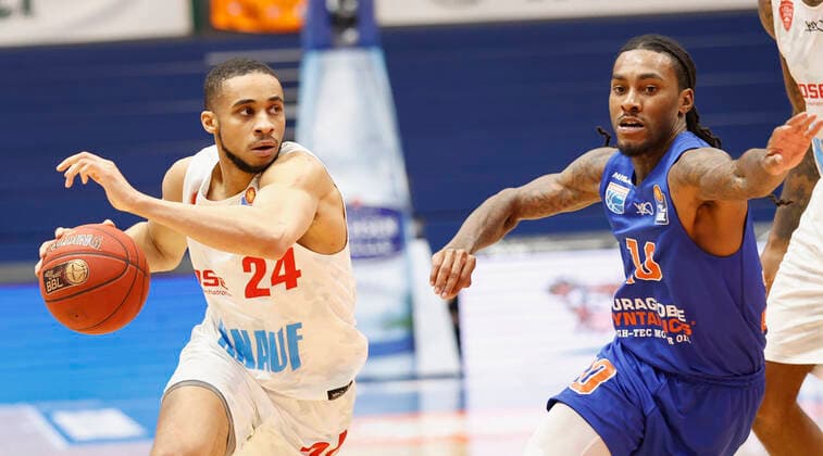 09 03 2021, Basketball, BBL 2020 2021, 18 matchday, Syntainics MBC s Oliver Wuerzburg, GER, Weissenfels, Stadthalle Weissenfels, picture from left Cameron Hunt s Oliver Wuerzburg and Anthony Barber MBC Copyright: HMBxMedia xHeikoxBecker