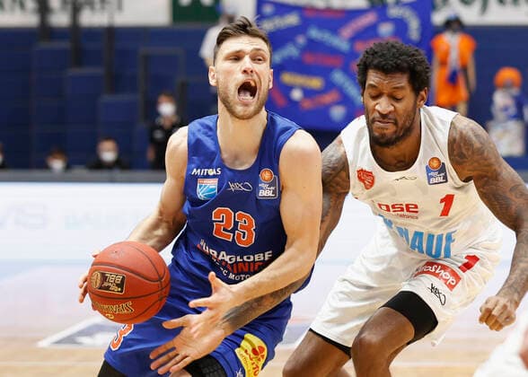 09 03 2021, Basketball, BBL 2020 2021, 18 matchday, Syntainics MBC s Oliver Wuerzburg, GER, Weissenfels, Stadthalle Weissenfels, picture from left Michal Michalak MBC and Perry Jones III s Oliver Wuerzburg Copyright: HMBxMedia xHeikoxBecker