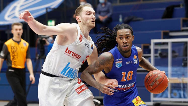 09 03 2021, Basketball, BBL 2020 2021, 18 matchday, Syntainics MBC s Oliver Wuerzburg, GER, Weissenfels, Stadthalle Weissenfels, picture from left Felix Hoffmann s Oliver Wuerzburg and Anthony Barber MBC Copyright: HMBxMedia xHeikoxBecker