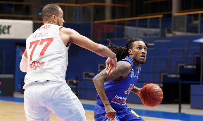09 03 2021, Basketball, BBL 2020 2021, 18 matchday, Syntainics MBC s Oliver Wuerzburg, GER, Weissenfels, Stadthalle Weissenfels, picture from left Alex King s Oliver Wuerzburg and Anthony Barber MBC Copyright: HMBxMedia xHeikoxBecker