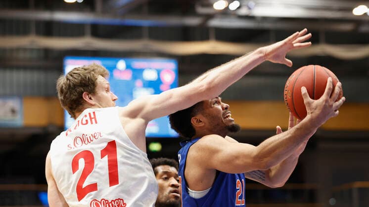 09 03 2021, Basketball, BBL 2020 2021, 18 matchday, Syntainics MBC s Oliver Wuerzburg, GER, Weissenfels, Stadthalle Weissenfels, picture from left Florian Koch s Oliver Wuerzburg and Quinton Hooker MBC Copyright: HMBxMedia xHeikoxBecker