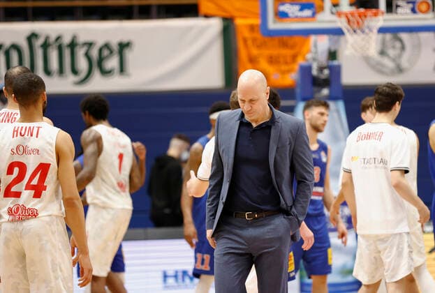 09 03 2021, Basketball, BBL 2020 2021, 18 match day, Syntainics MBC s Oliver Wuerzburg, GER, Weissenfels, Stadthalle Weissenfels, picture head coach Denis Wucherer s Oliver Wuerzburg is served Copyright: HMBxMedia xHeikoxBecker