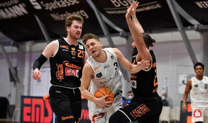 10 03 2021 Basketball Season 2020 2021 2 Bundesliga Pro A 14 Game Day Nuremberg Falcons Basketball Club NBC wiha panthers Schwenningen Marcell Pongo 3, Nuremberg Falcons BC NBC vs Robin Jorch 25, Wiha Panthers Schwenningen, left Konstantin Karamatskos 22, Wiha Panthers Schwenningen, right