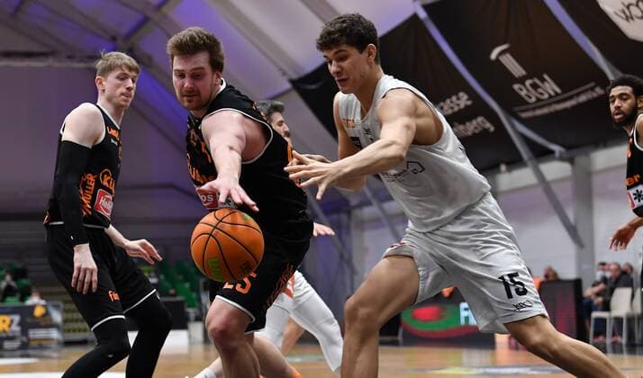 10 03 2021 Basketball Saison 2020 2021 2 Bundesliga Pro A 14 Spieltag Nürnberg Falcons Basketball Club NBC wiha panthers Schwenningen Robin Jorch 25, Wiha Panthers Schwenningen Fynn Fischer 15, Nürnberg Falcons BC NBC , right.