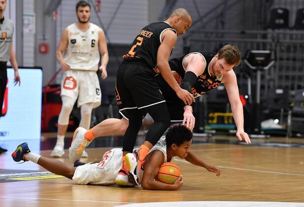 10 03 2021 Basketball Season 2020 2021 2 Bundesliga Pro A 14 Game Day Nuremberg Falcons Basketball Club NBC wiha panthers Schwenningen Tra Holder 0, Nuremberg Falcons BC NBC vs Christ Frazier 2, Wiha Panthers Schwenningen, left Robin Jorch 25, Wiha Panthers Schwenningen, rear