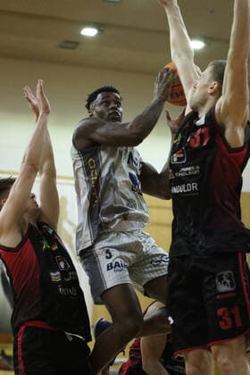 Shaun Willett No 3, MLP Academics Heidelberg throwing against Robert Oehle No 31, Artland Dragons playing in Pro A, MLP Academics Heidelberg Artland Dragons Heidelberg 10 03 21 Basketball , 10 03 2021, Heidelberg Germany. xpxlax