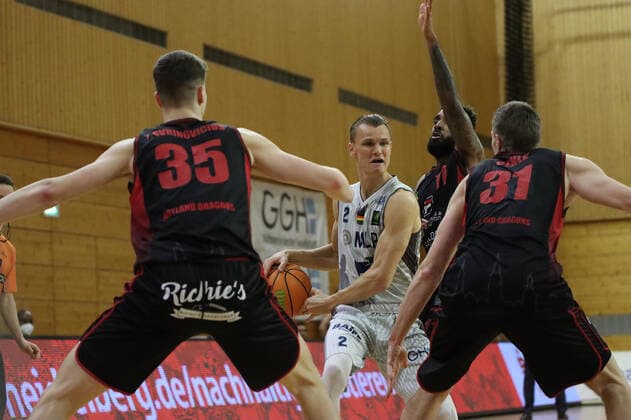 Niklas Wuerzner No 2, MLP Academics Heidelberg on the ball against Robert Oehle No 31, Artland Dragons and Danielius Lavrinovicius No 35, Artland Dragons during the game in Pro A, MLP Academics Heidelberg Artland Dragons Heidelberg 10 03 21 Basketball , 10 03 2021, Heidelberg Germany xpxlax