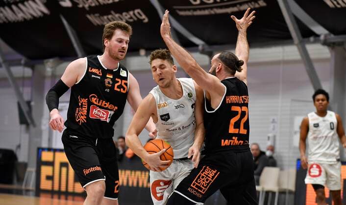 10 03 2021 Basketball Season 2020 2021 2 Bundesliga Pro A 14 Game Day Nuremberg Falcons Basketball Club NBC wiha panthers Schwenningen Robin Jorch 25, Wiha Panthers Schwenningen, left Konstantin Karamatskos 22, Wiha Panthers Schwenningen, right block Marcell Pongo 3, Nuremberg Falcons BC NBC , center.