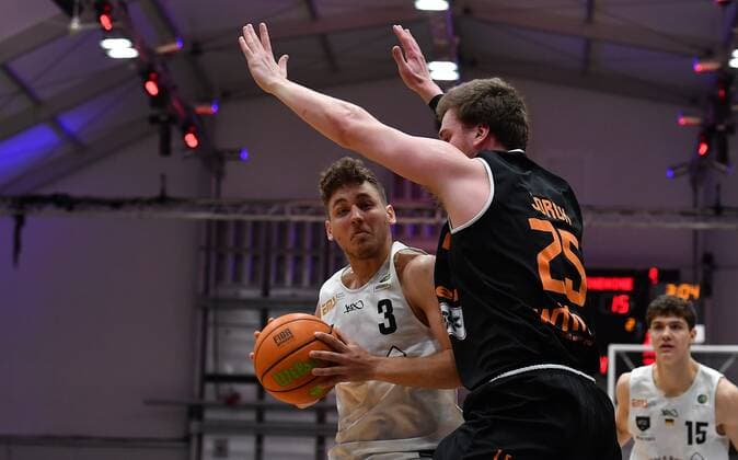 10 03 2021 Basketball Season 2020 2021 2 Bundesliga Pro A 14 Spieltag Nürnberg Falcons Basketball Club NBC wiha panthers Schwenningen Marcell Pongo 3, Nürnberg Falcons BC NBC Robin Jorch 25, Wiha Panthers Schwenningen, right.