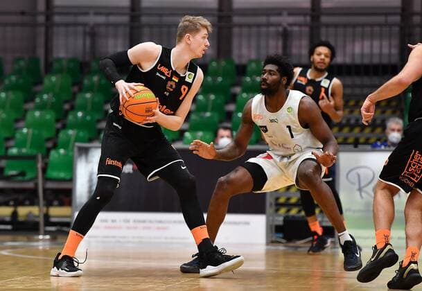 10 03 2021 Basketball Saison 2020 2021 2 Bundesliga Pro A 14 Spieltag Nürnberg Falcons Basketball Club NBC wiha panthers Schwenningen Jonas Niedermanner 9, Wiha Panthers Schwenningen Mario Kegler Nürnberg Falcons BC NBC , right.