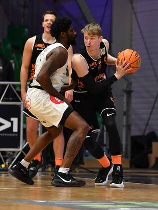 10 03 2021 Basketball Season 2020 2021 2 Bundesliga Pro A 14 Spieltag Nürnberg Falcons Basketball Club NBC wiha panthers Schwenningen Mario Kegler Nürnberg Falcons BC NBC Jonas Niedermanner 9, Wiha Panthers Schwenningen, right.