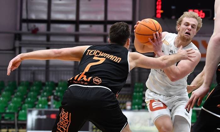 10 03 2021 Basketball Saison 2020 2021 2 Bundesliga Pro A 14 Spieltag Nürnberg Falcons Basketball Club NBC wiha panthers Schwenningen Grant Teichmann 7, Wiha Panthers Schwenningen Manuel Feuerpfeil 5, Nürnberg Falcons BC NBC , right.