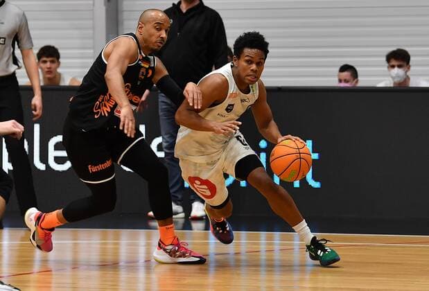 10 03 2021 Basketball Saison 2020 2021 2 Bundesliga Pro A 14 Spieltag Nürnberg Falcons Basketball Club NBC wiha panthers Schwenningen Christ Frazier 2, Wiha Panthers Schwenningen Tra Holder 0, Nürnberg Falcons BC NBC , right.