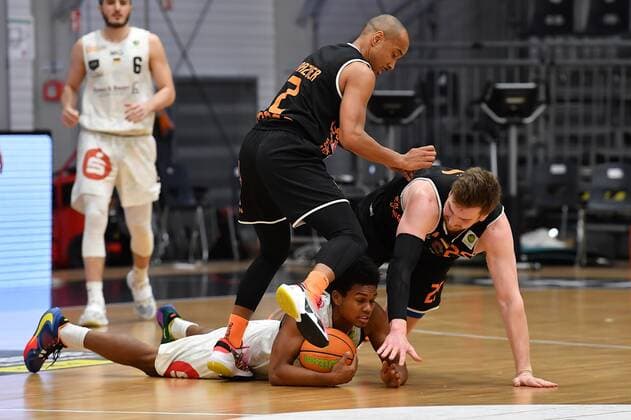 10 03 2021 Basketball Season 2020 2021 2 Bundesliga Pro A 14 Game Day Nuremberg Falcons Basketball Club NBC wiha panthers Schwenningen Tra Holder 0, Nuremberg Falcons BC NBC vs Christ Frazier 2, Wiha Panthers Schwenningen, left Robin Jorch 25, Wiha Panthers Schwenningen, right