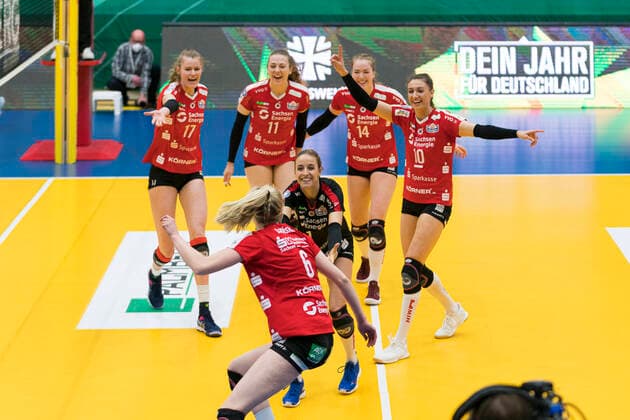 Bilder des Jahres 2021, Sport 03 März Sport Themen der Woche KW10 Sport Bilder des Tages 1. Volleyball Bundesliga Frauen, Schwerin, 11.03.2021 1. Volleyball Bundesliga Frauen, SSC Palmberg Schwerin vs. Dresdner SC, Jubel nach Punktgewinn Camilla Weitzel ( 17 Dresdner SC), Maja Storck ( 11 Dresdner SC), Jenna Gray ( 14 Dresdner SC), Lena Stigrot ( 10 Dresdner SC), Lenka Dürr ( 1 Dresdner SC), Jennifer Janiska ( 6 Dresdner SC) *** 1 Volleyball Bundesliga Women, Schwerin, 11 03 2021 1 Volleyball Bundesliga Women, SSC Palmberg Schwerin vs Dresdner SC, cheering after point win Camilla Weitzel 17 Dresdner SC , Maja Storck 11 Dresdner SC , Jenna Gray 14 Dresdner SC , Lena Stigrot 10 Dresdner SC , Lenka Dürr 1 Dresdner SC , Jennifer Janiska 6 Dresdner SC Copyright: xBEAUTIFULxSPORTS Mohwinkelx