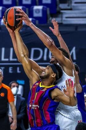 Madrid s center Walter Edy Tavares (R) in action against Barca s Brandon Davies (L) during the Euroleague game between Real Madrid and Barca at WiZink Center in Madrid, Spain, 11 March 2021. Real Madrid - Barca !ACHTUNG: NUR REDAKTIONELLE NUTZUNG!  Copyright: xJuanJoxMartínx GRAF3582 20210311-637510957305090077