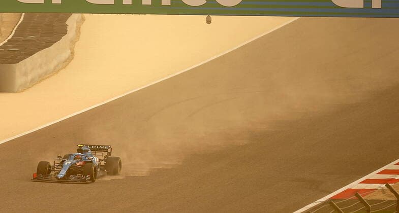Formula 1 Test Drives in Bahrain 2021 12 03 2021, Bahrain International Circuit, Sakhir, Formula 1 Test Drives in Bahrain 2021 , pictured sandstorm in desert, Esteban Ocon FRA 31 , Alpine F1 Team swirls sand off track nordphotoxGmbHx xBratic nph00250