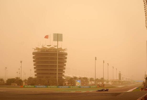 Formula 1 Test Drives in Bahrain 2021 12 03 2021, Bahrain International Circuit, Sakhir, Formula 1 Test Drives in Bahrain 2021 , in picture sandstorm in desert, Lewis Hamilton GBR 44 , Mercedes AMG Petronas Formula One Team nordphotoxGmbHx xBratic nph00250