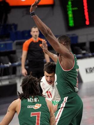 Baskonia s Nigerian center Tonye Jekiri (R) and US guard Pierria Henry (L) defend Bayern s Serbian forward Vladimir Lucic (C) during the Euroleague game between TD Systems Baskonia and FC Bayern Munich at Buesa Arena pavilion in Vitoria, Basque Country, Spain, 12 March 2021. TD Systems Baskonia - FC Bayern Munich !ACHTUNG: NUR REDAKTIONELLE NUTZUNG!  Copyright: xpmlx GRAF4083 20210312-637511783033113845