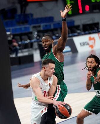 Baskonia s Nigerian center Tonye Jekiri (C) and US guard Pierria Henry (R) defend Bayern s Slovenian guard Zan Sisko (L) during the Euroleague game between TD Systems Baskonia and FC Bayern Munich at Buesa Arena pavilion in Vitoria, Basque Country, Spain, 12 March 2021. TD Systems Baskonia - FC Bayern Munich !ACHTUNG: NUR REDAKTIONELLE NUTZUNG!  Copyright: xpmlx GRAF4084 20210312-637511783067645098