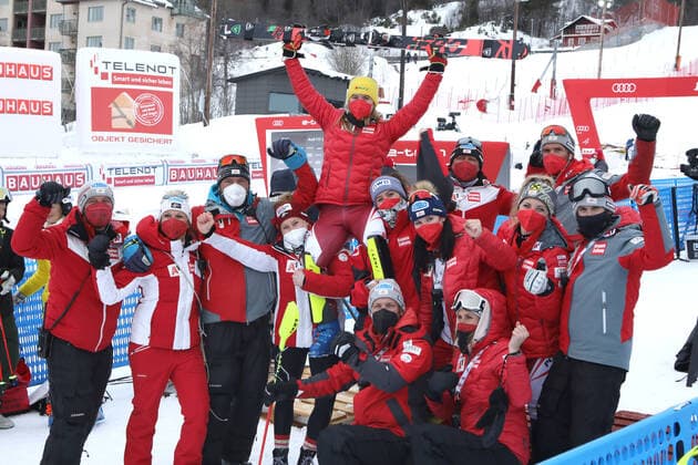 ALPINE SKIING - FIS WC Are ARE,SWEDEN,13.MAR.21- ALPINE SKIING - FIS World Cup, slalom, ladies. Image shows the rejoicing of Katharina Liensberger (AUT) with team AUT. GEPAxpictures xPatrickxSteiner