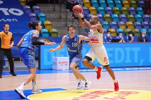 Fraport Skyliners JobStairs Giessen 46ers, easyCredit BBL Brandon Thomas Giessen, 33, right against Michael Kessens Fraport Skyliners, 2 and Joe Rahon Fraport Skyliners, 18 Basketball match of the easyCredit BBL between Fraport Skyliners and JobStairs Giessen 46ers on 13 March 2021 at Fraport Arena in Frankfurt am Main , Frankfurt am Main Hesse Germany Fraport Arena