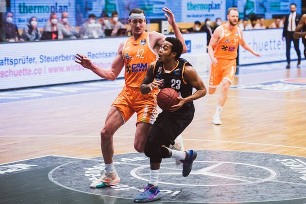 easyCredit BBL 23 Matchday RASTA Vechta vs ratiopharm ulm, 13 03 2021 Dennis Clifford RASTA Vechta, 42 , Troy Caupain ratiopharm ulm, 23 easyCredit BBL 23 Matchday RASTA Vechta vs ratiopharm ulm on 13 03 2021 in Vechta RASTA Dome , Germany, Copyright: xBEAUTIFULxSPORTS Neddermannx