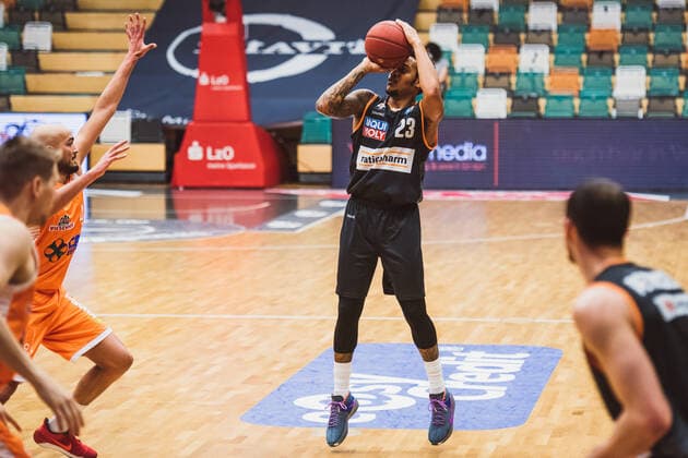 easyCredit BBL 23 Matchday RASTA Vechta vs ratiopharm ulm, 13 03 2021 Stefan Peno RASTA Vechta, 4 , Troy Caupain ratiopharm ulm, 23 easyCredit BBL 23 Matchday RASTA Vechta vs ratiopharm ulm on 13 03 2021 in Vechta RASTA Dome , Germany, Copyright: xBEAUTIFULxSPORTS Neddermannx