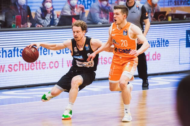 easyCredit BBL 23 Matchday RASTA Vechta vs ratiopharm ulm, 13 03 2021 Per Guenther ratiopharm ulm, 6 , Jannes Hundt RASTA Vechta, 20 easyCredit BBL 23 Matchday RASTA Vechta vs ratiopharm ulm on 13 03 2021 in Vechta RASTA Dome , Germany, Copyright: xBEAUTIFULxSPORTS Neddermannx