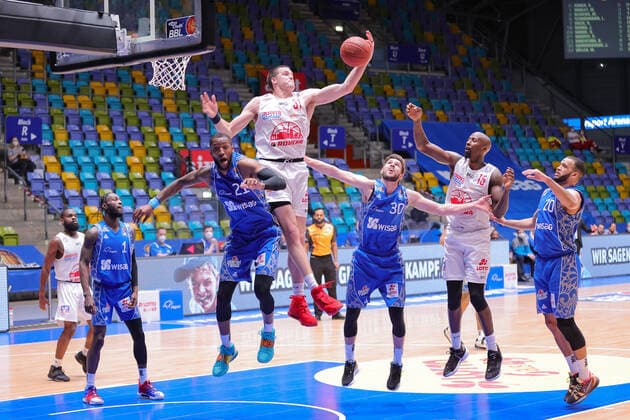 Fraport Skyliners JobStairs Giessen 46ers, easyCredit BBL Rebound by Scottie James Jr Giessen, 31 against Kamari Murphy Fraport Skyliners, 21 Right watch Jon Axel Gudmundsson Fraport Skyliners, 30 , Brandon Bowman Giessen, 15 and Rasheed Moore Fraport Skyliners, 20 watch the easyCredit BBL basketball match between Fraport Skyliners and JobStairs Giessen 46ers on 13 March 2021 at Fraport Arena in Frankfurt am Main , Frankfurt am Main Hesse Germany Fraport Arena