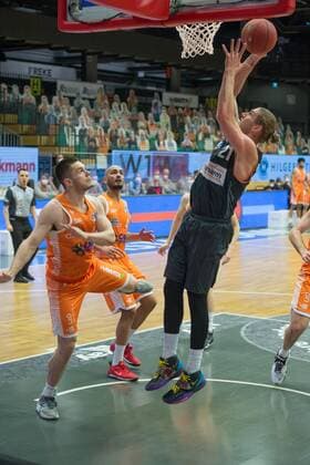 GER, Basketball, RASTA Vechta vs ratiopharm Ulm 13 03 2021, RASTA Dome, Vechta, GER, easy Credit BBL, RASTA Vechta vs ratiopharm Ulm, in picture Dylan OSETKOWSKI ratiopharm Ulm 21 Will VORHEES Rasta Vechta 41 nordphotoxRojahn nph00310
