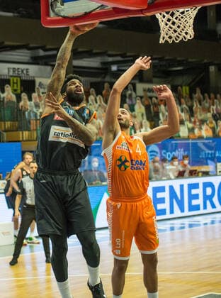 GER, Basketball, RASTA Vechta vs ratiopharm Ulm 13 03 2021, RASTA Dome, Vechta, GER, easy Credit BBL, RASTA Vechta vs ratiopharm Ulm, in picture Cameron CLARK ratiopharm Ulm 3 Stefan PENO Rasta Vechta 4 nordphotoxRojahn nph00310